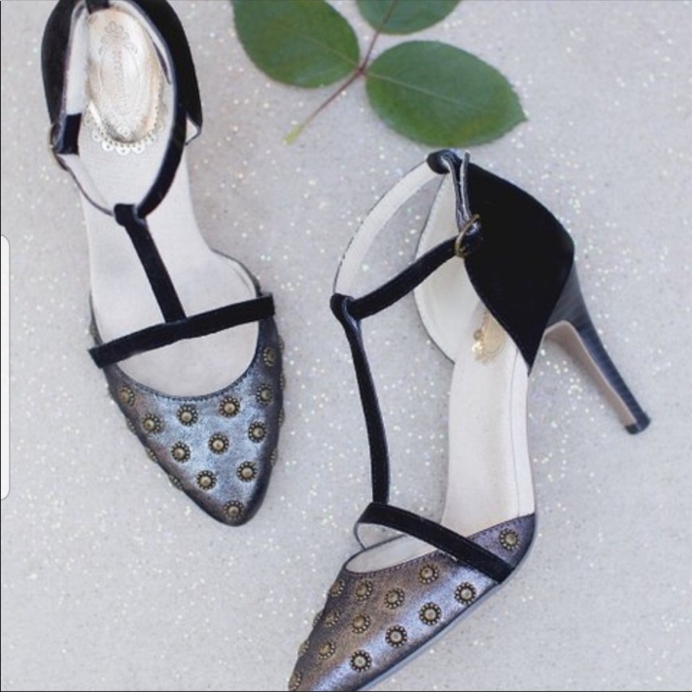 Joyfolie 8 Levanna pointed heel holiday t-strap